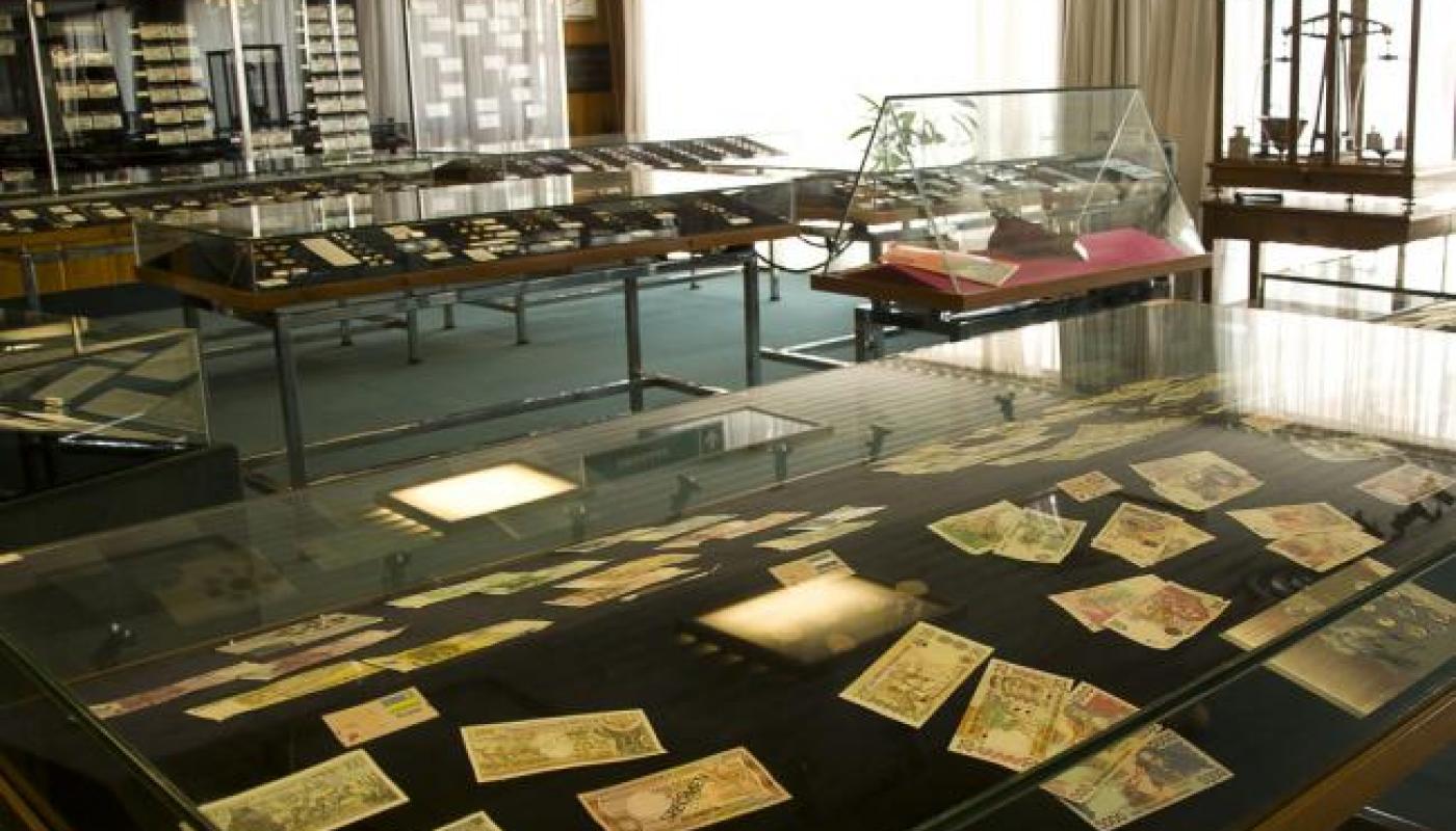 Salón principal del Museo Numismático con vitrinas expositivas de monedas y billetes antiguos