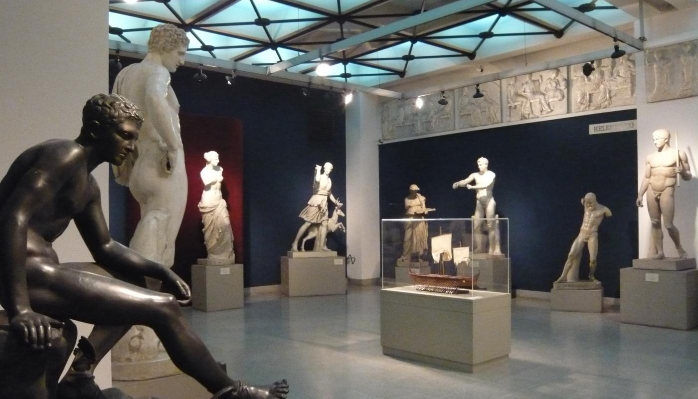 Observamos estatuas griegas y romanas como parte de una exposición.
