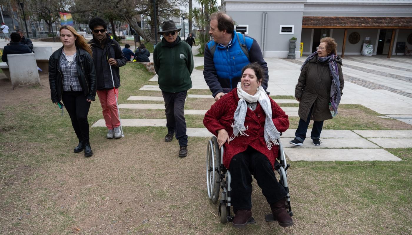 Personas con discapacidad recorriendo el Parque de la Amistad