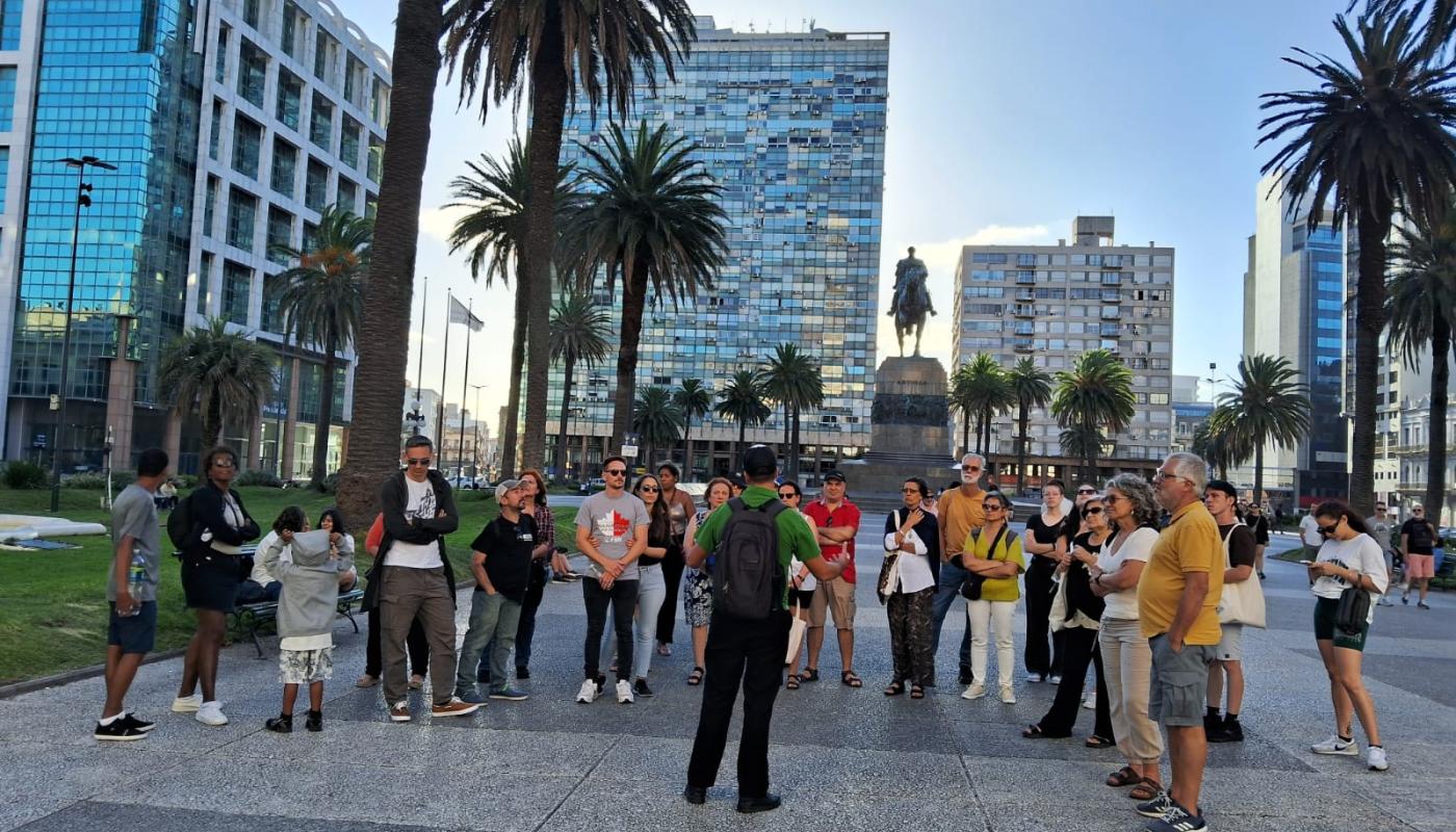 tour temático en la plaza independencia