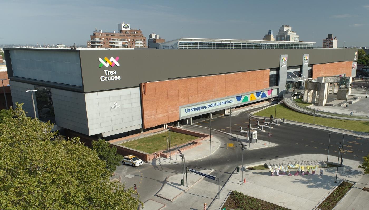 Foto área de todo el predio del Shopping Terminal. En el centro el edificio de la terminal y del centro comercial. Alrededores siluetas de edificios. Calles que llegan hasta ahí. 