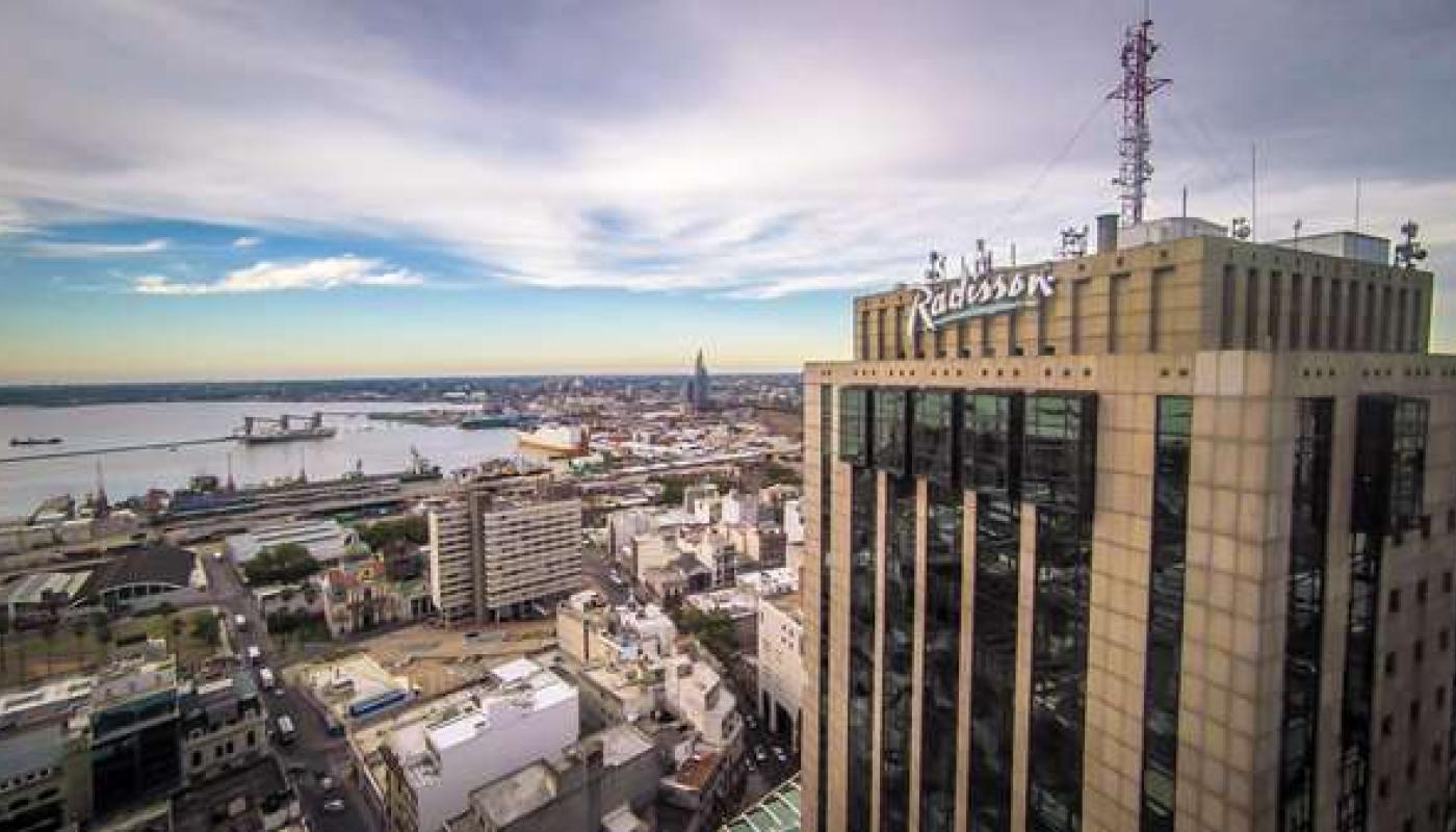 Radisson Victoria Plaza y su edificio con la bahía de fondo