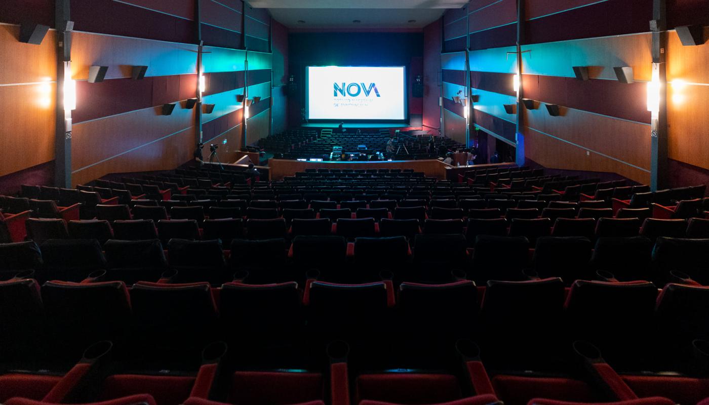 Foto sacada desde el fondo, se ven las butacas en varios niveles. Pantalla de proyección de películas. 