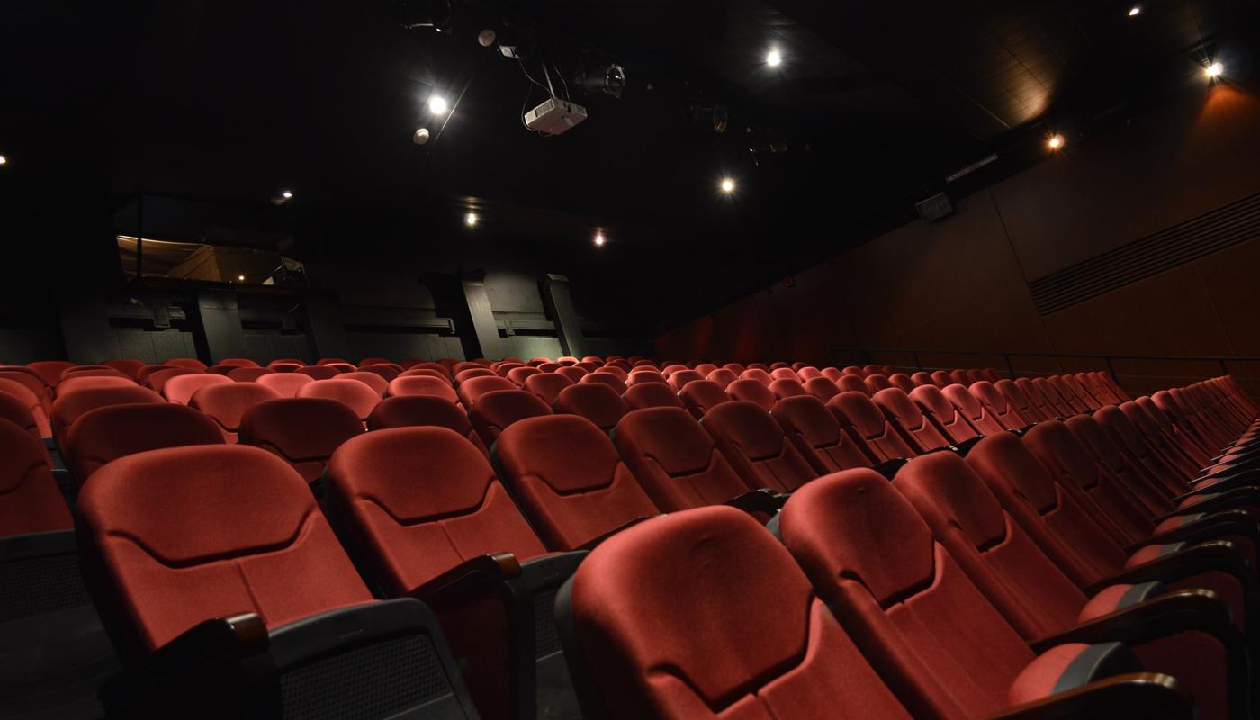 Sala principal con butacas rojas