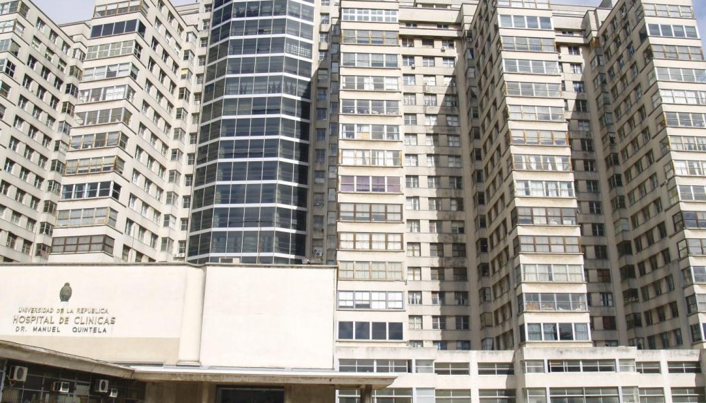 Complejo del hospital con todas sus torres de diseño moderno y acristalado.