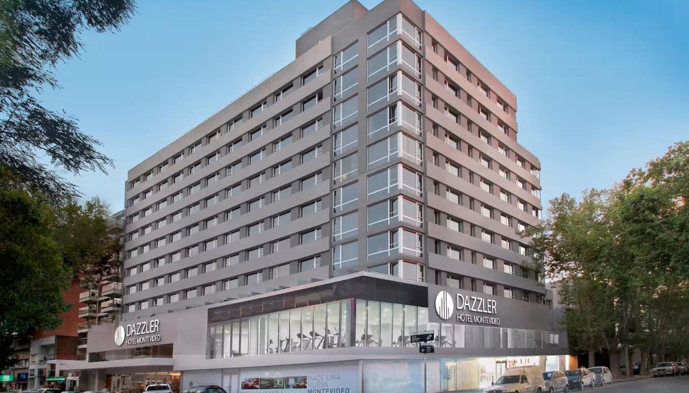 achada del Hotel Dazzler, un edificio de varios pisos ocupa toda una esquina. En el primer piso aparecen aparatos de musculación dentro de un gimnasio.