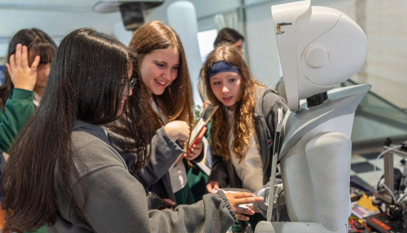 jóvenes con robot