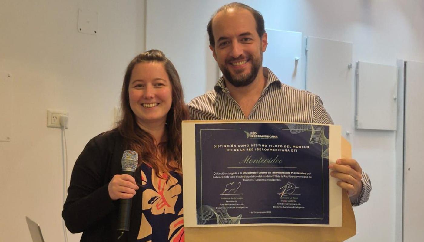 Fernando Amado recibiendo distinción