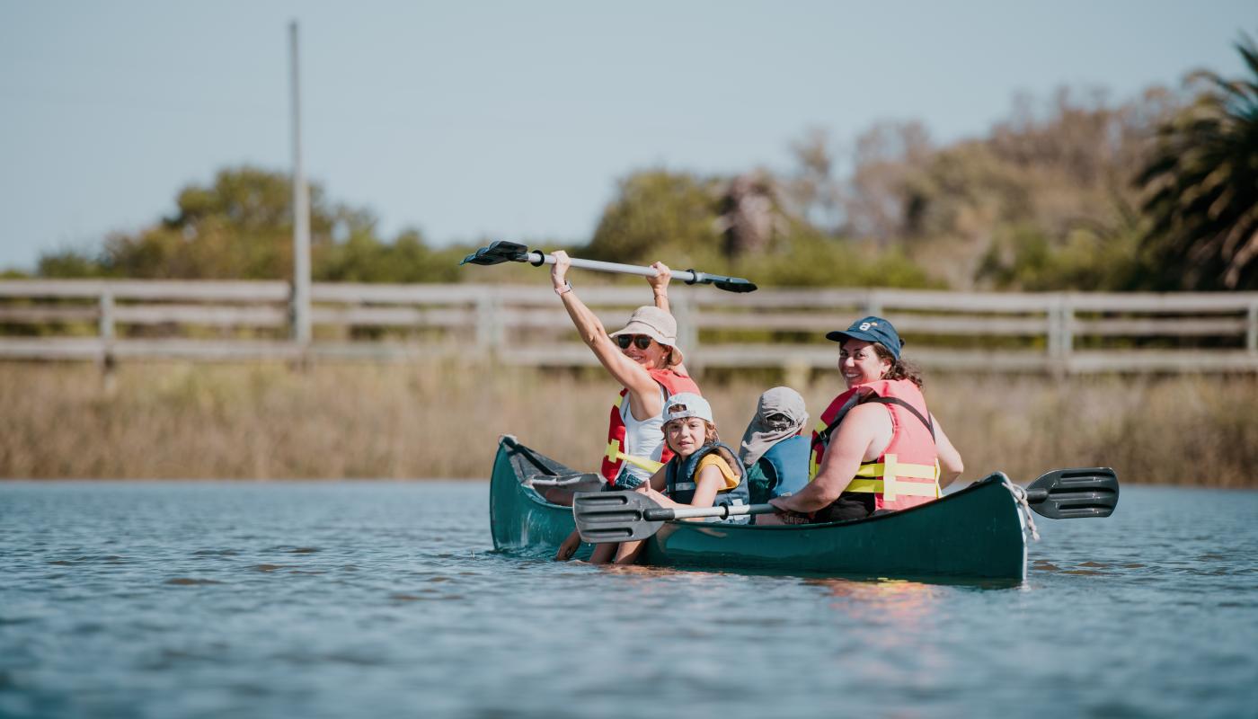 personas en canoa