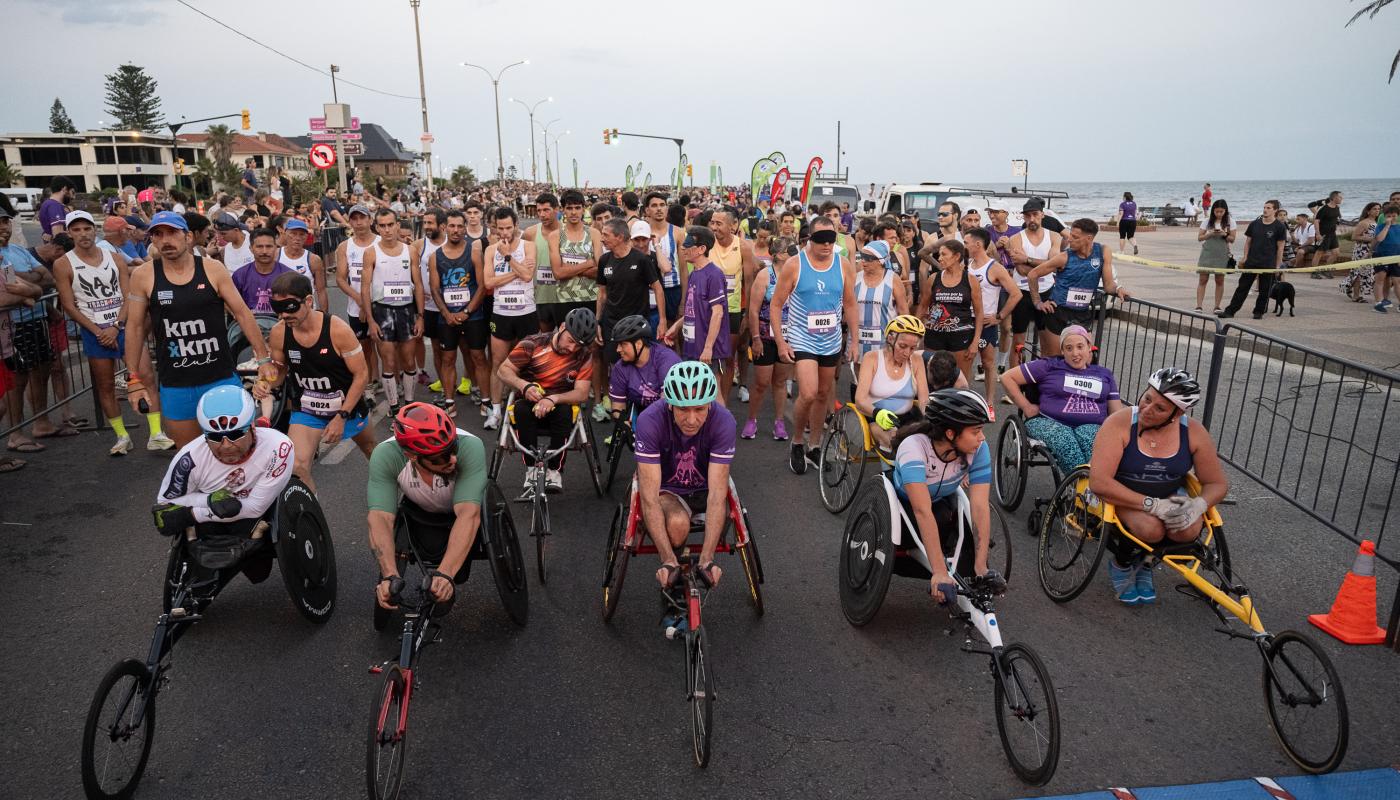 personas compitiendo en carrera deportiva de Montevideo