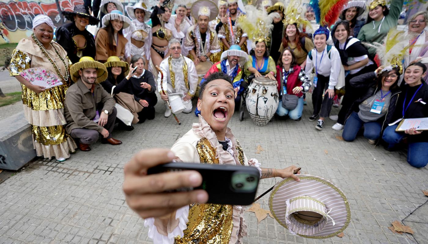 foto selfie con participantes de activación de candombe