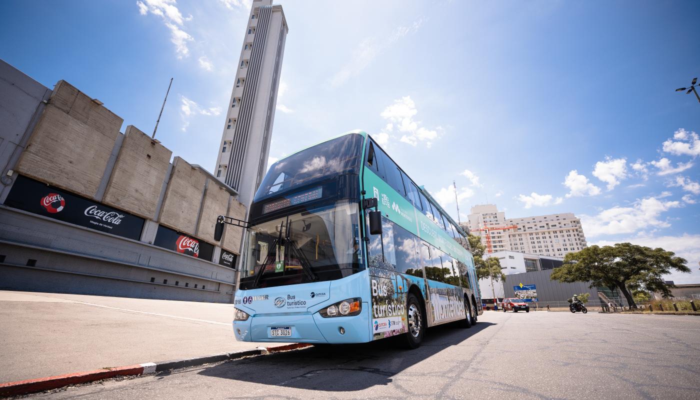 bus turístico en el estadio centenario