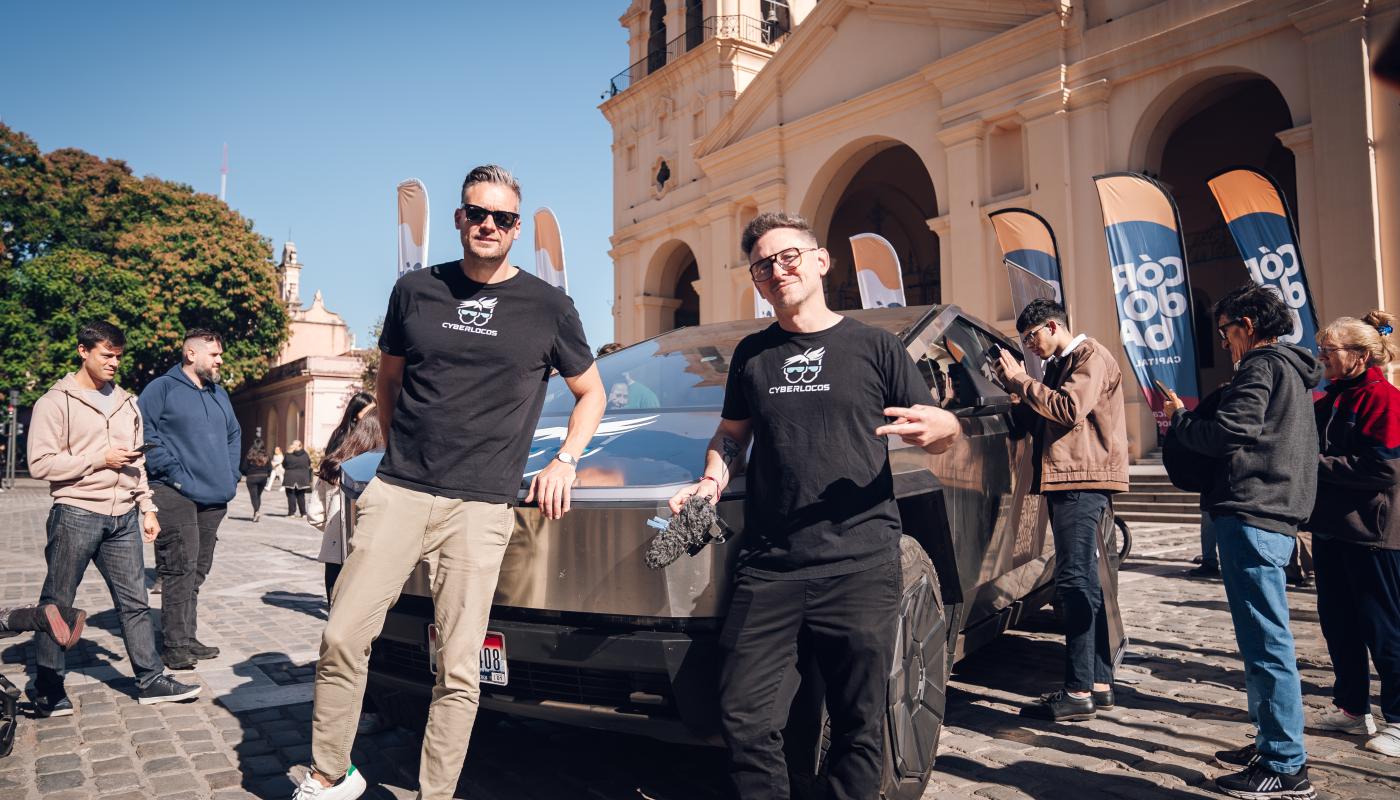 viajeros con tesla y público