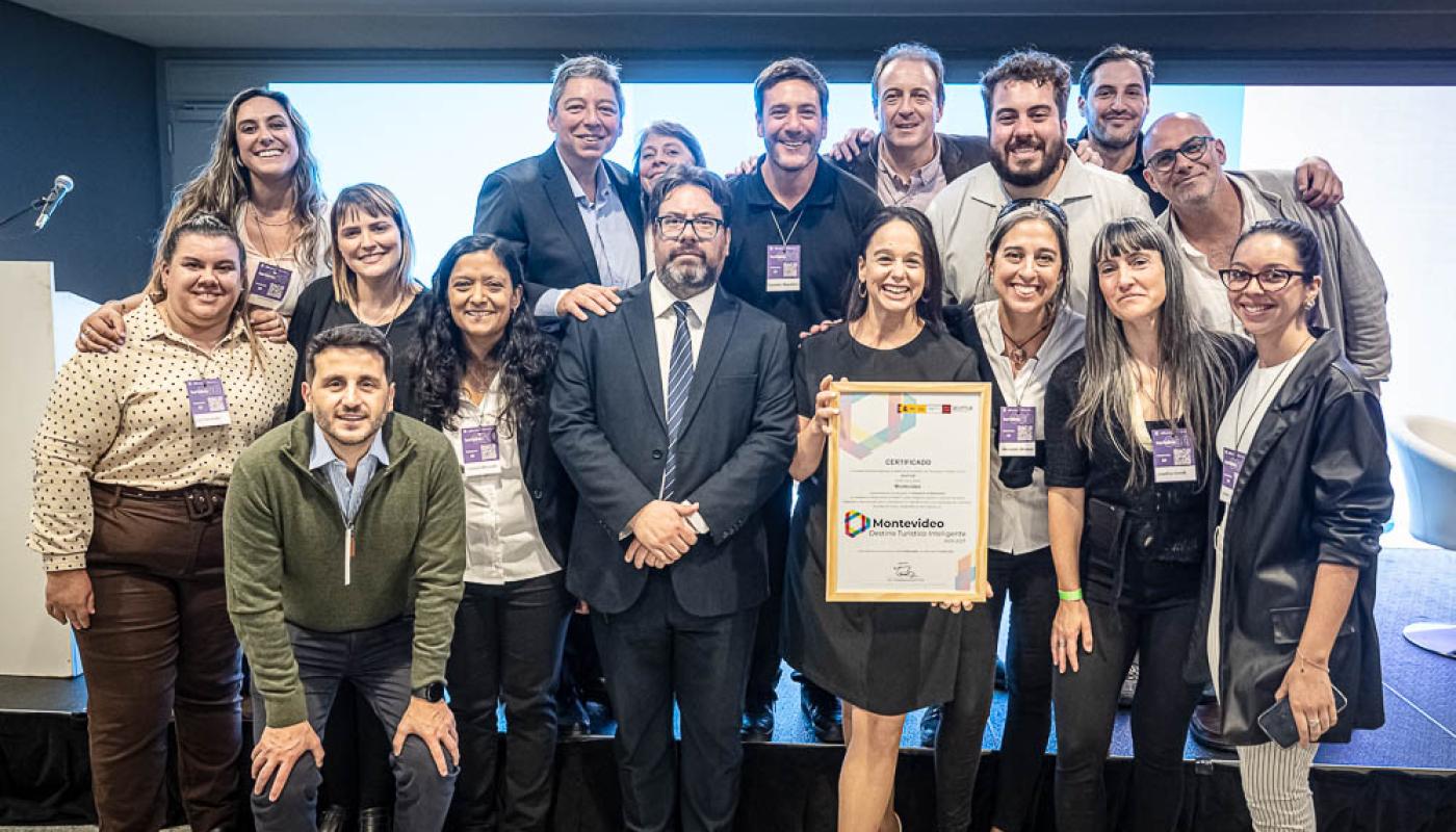 integrantes de la División Turismo de Montevideo