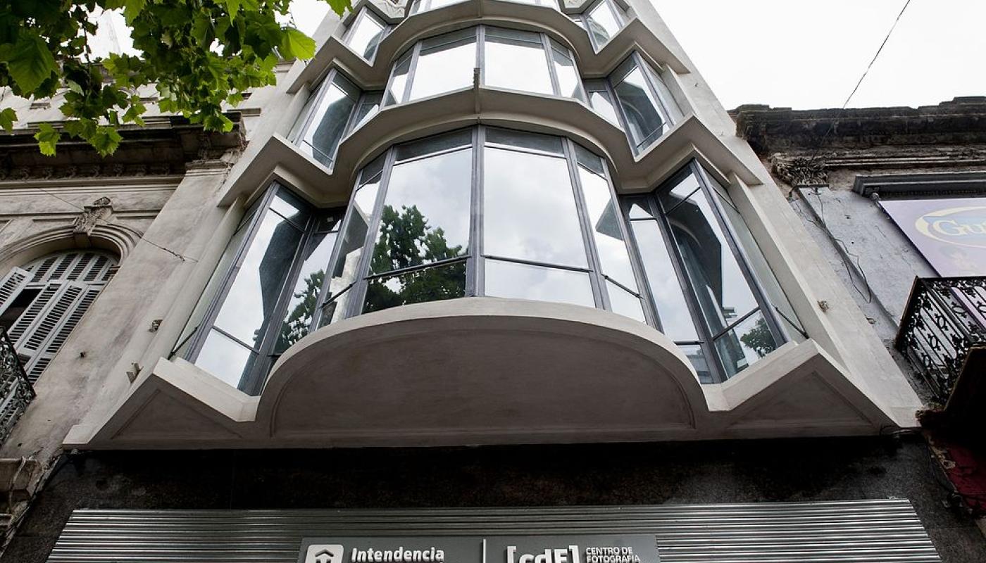 Foto de la fachada principal con su ventana vidriada
