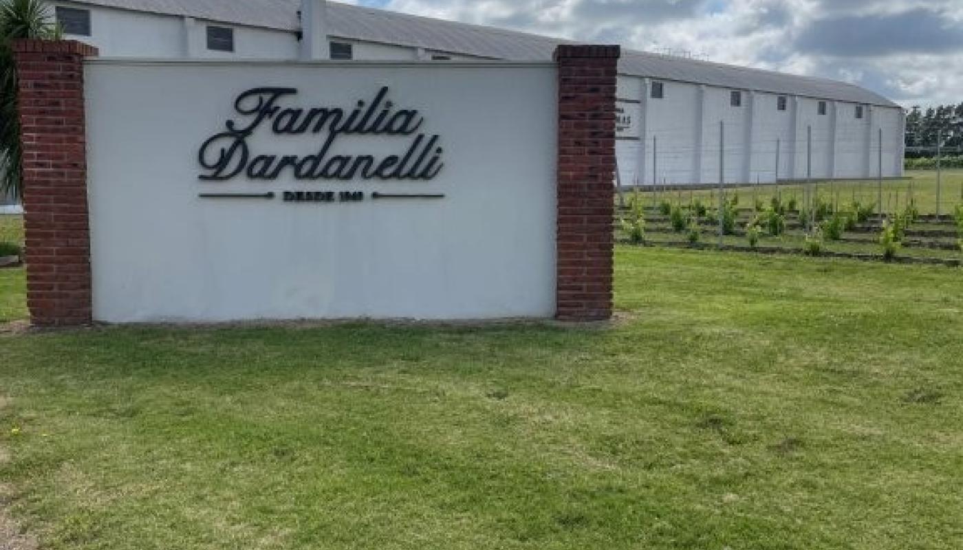 Cartel de bodega con predio de la bodega de fondo campo verde