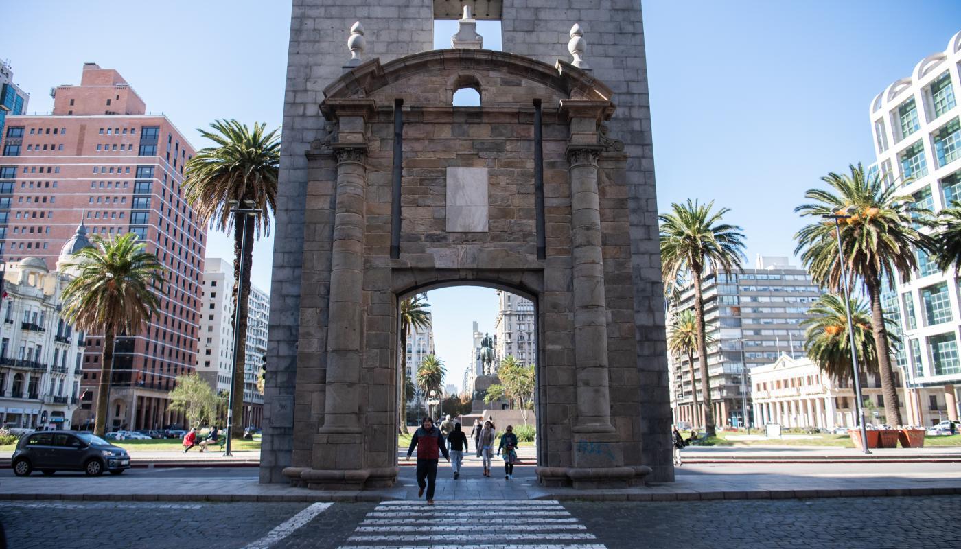 Puerta de la ciudadela de montevideo con la plaza independencia de fondo