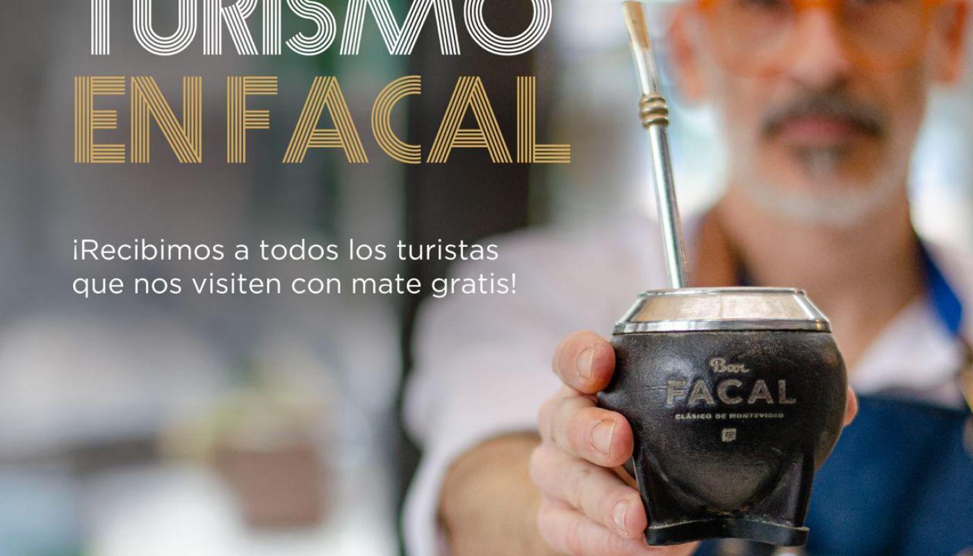 foto mozo con mate invitando a tomar con letras de fondo del dia internacional del turismo