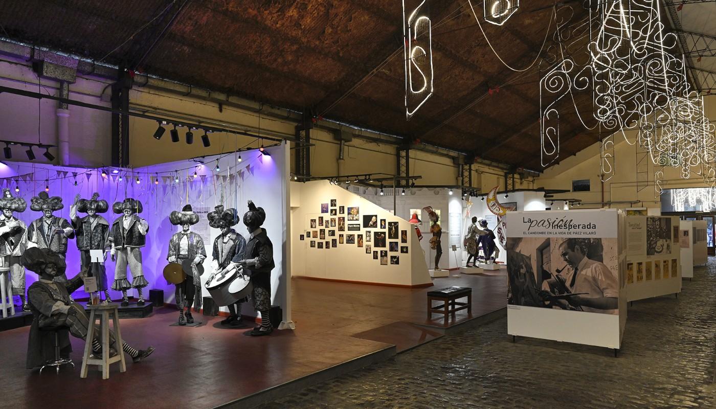 sala de exposiciones del museo mostrando maquetas de murgas y fotografias
