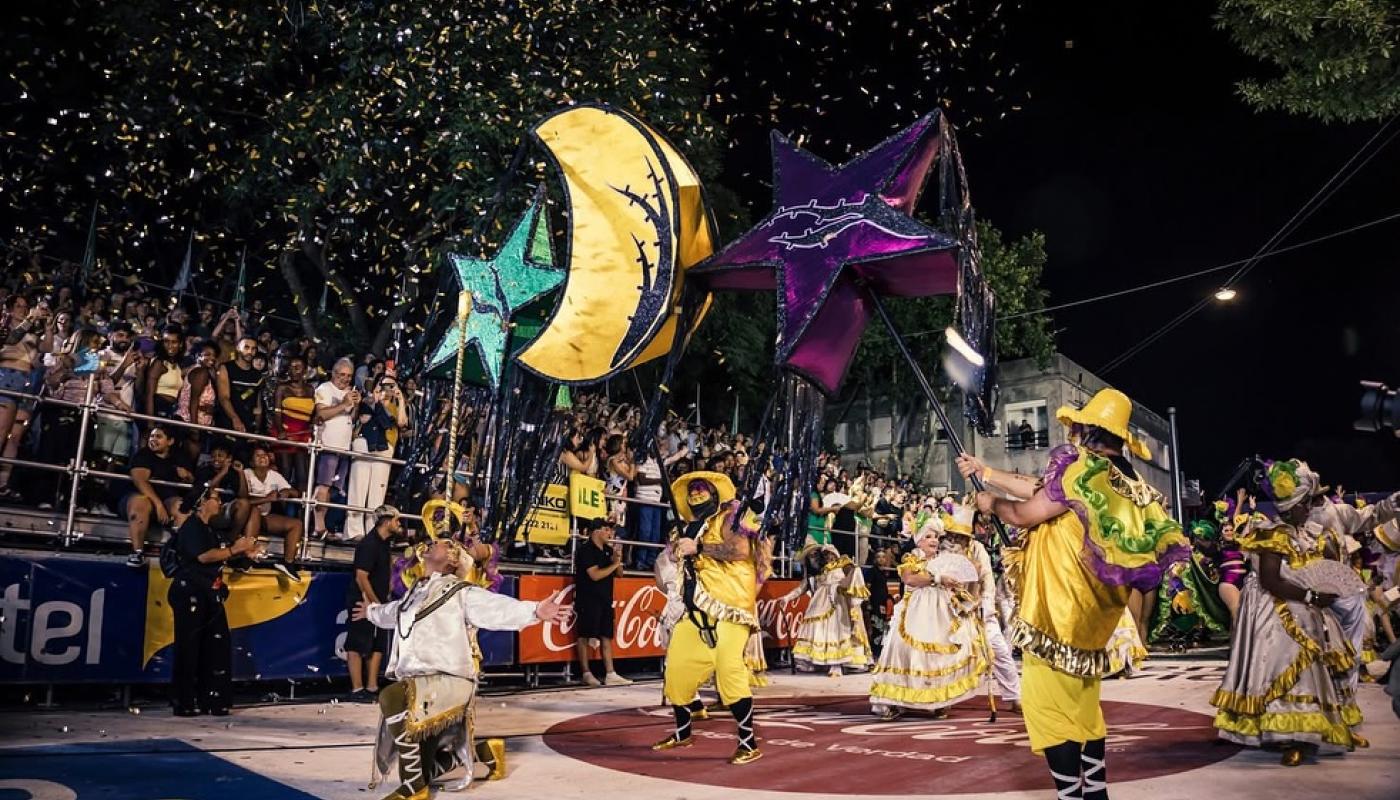 Foto de la comparsa defilando por Barrio Sur 