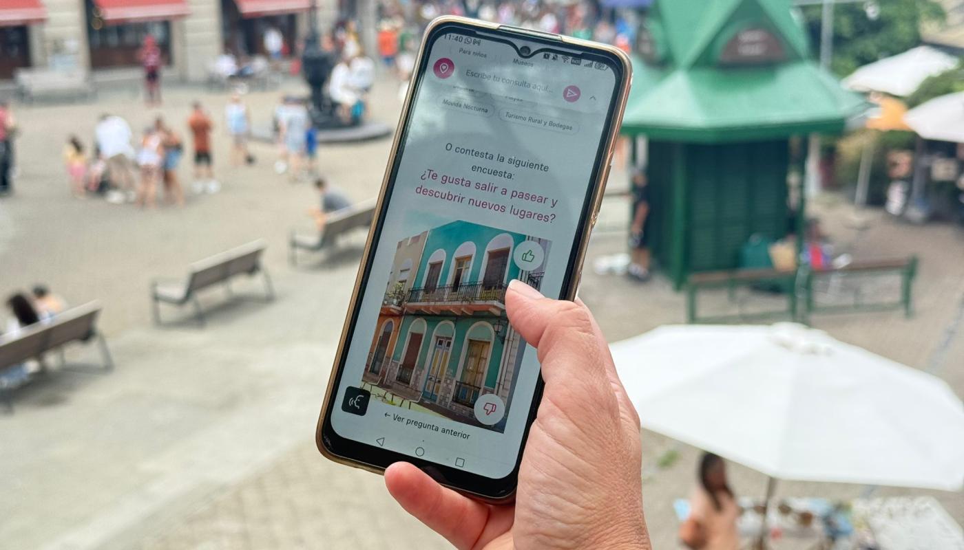mano sosteniendo celular con la app de itinerarios vivos