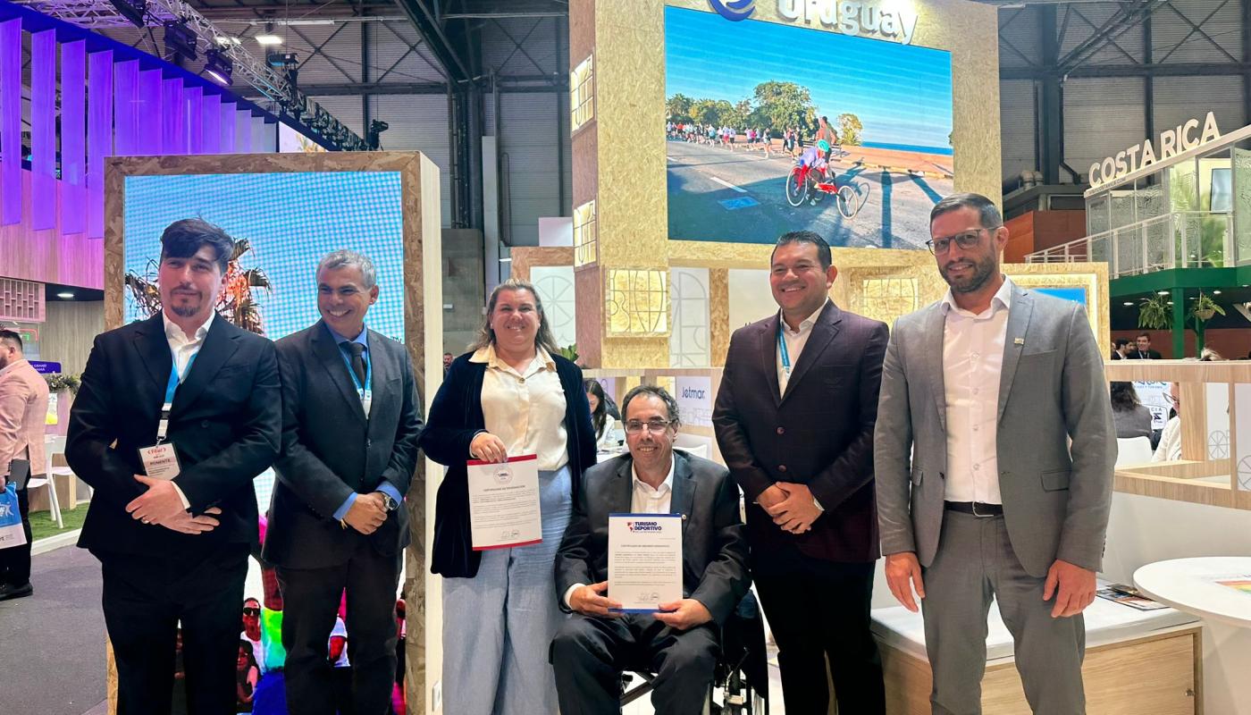 equipo de turismo recibe reconocimiento como capital latinoamericana de turismo deportivo