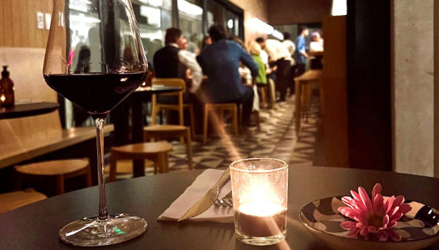 Copa de vino a la luz de las velas 