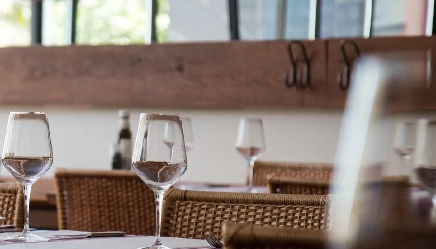 Foto del salón, de día, con copas al fondo 