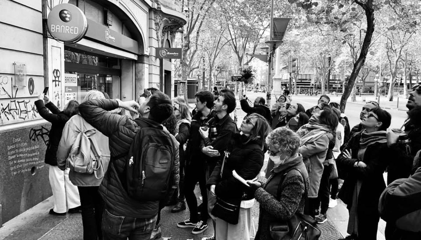 Foto grupal de varias personas siendo guiadas 