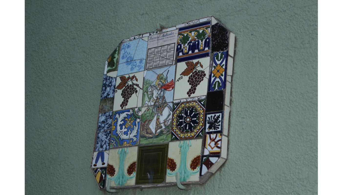 Mural octogonal con diferentes simbolos como un racimo de uva, un guerrero, etc