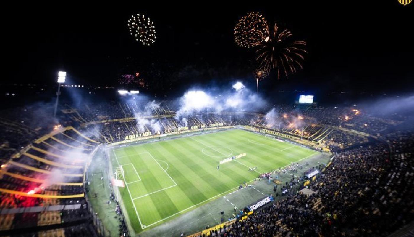 Estadio de Peñarol foto aérea nocturna