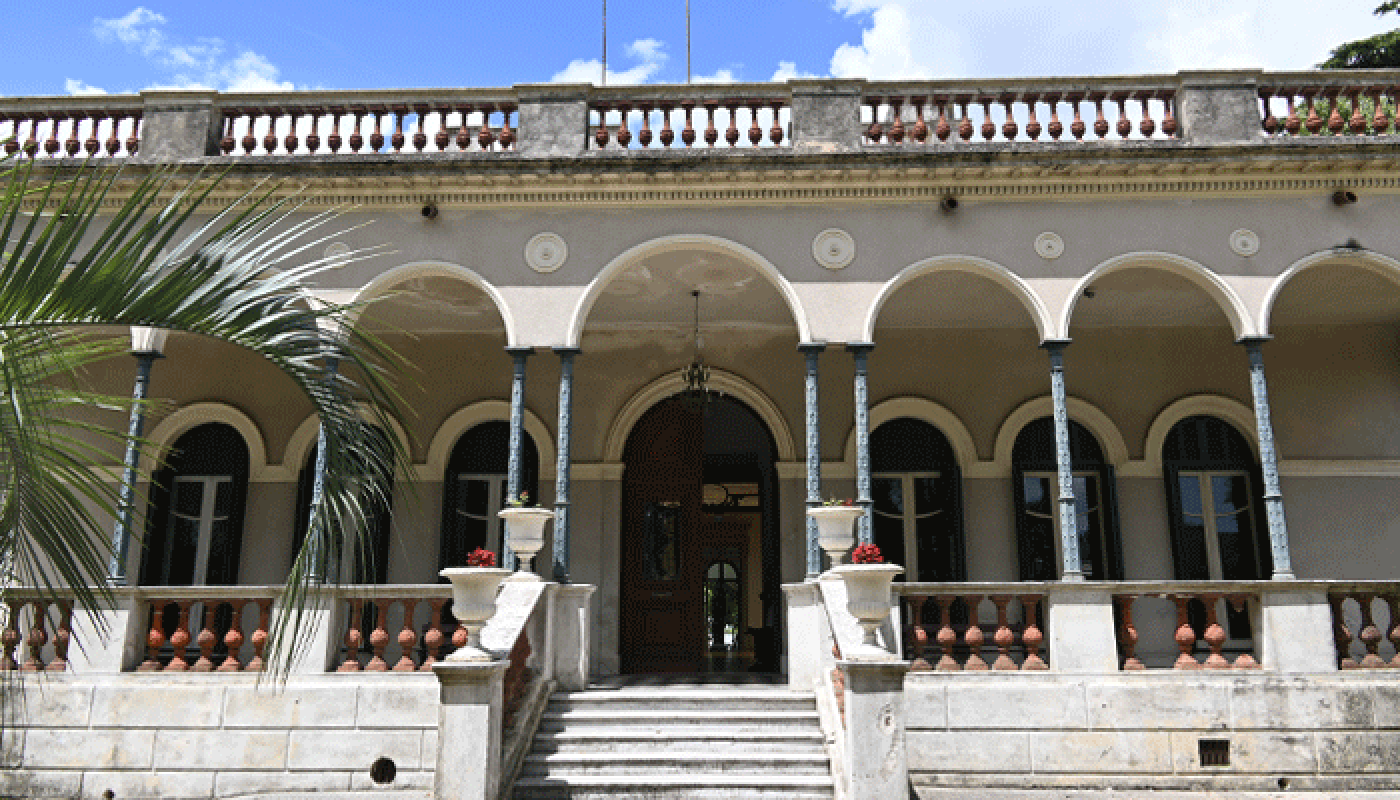 Foto de la fachada con galeria y porticos 