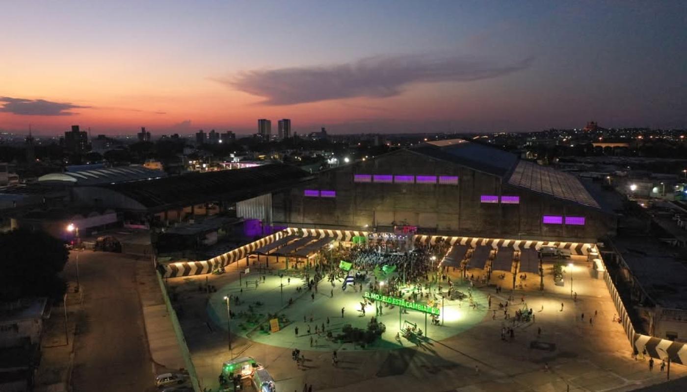 Espacio Modelo foto nocturna iluminada aérea