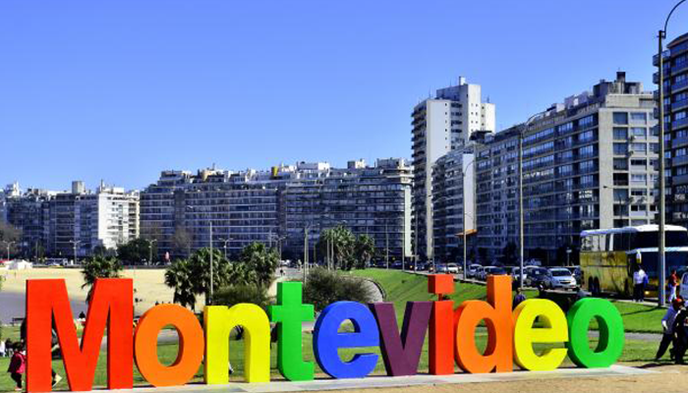 Foto de las letras de Montevideo pintadas de colores 
