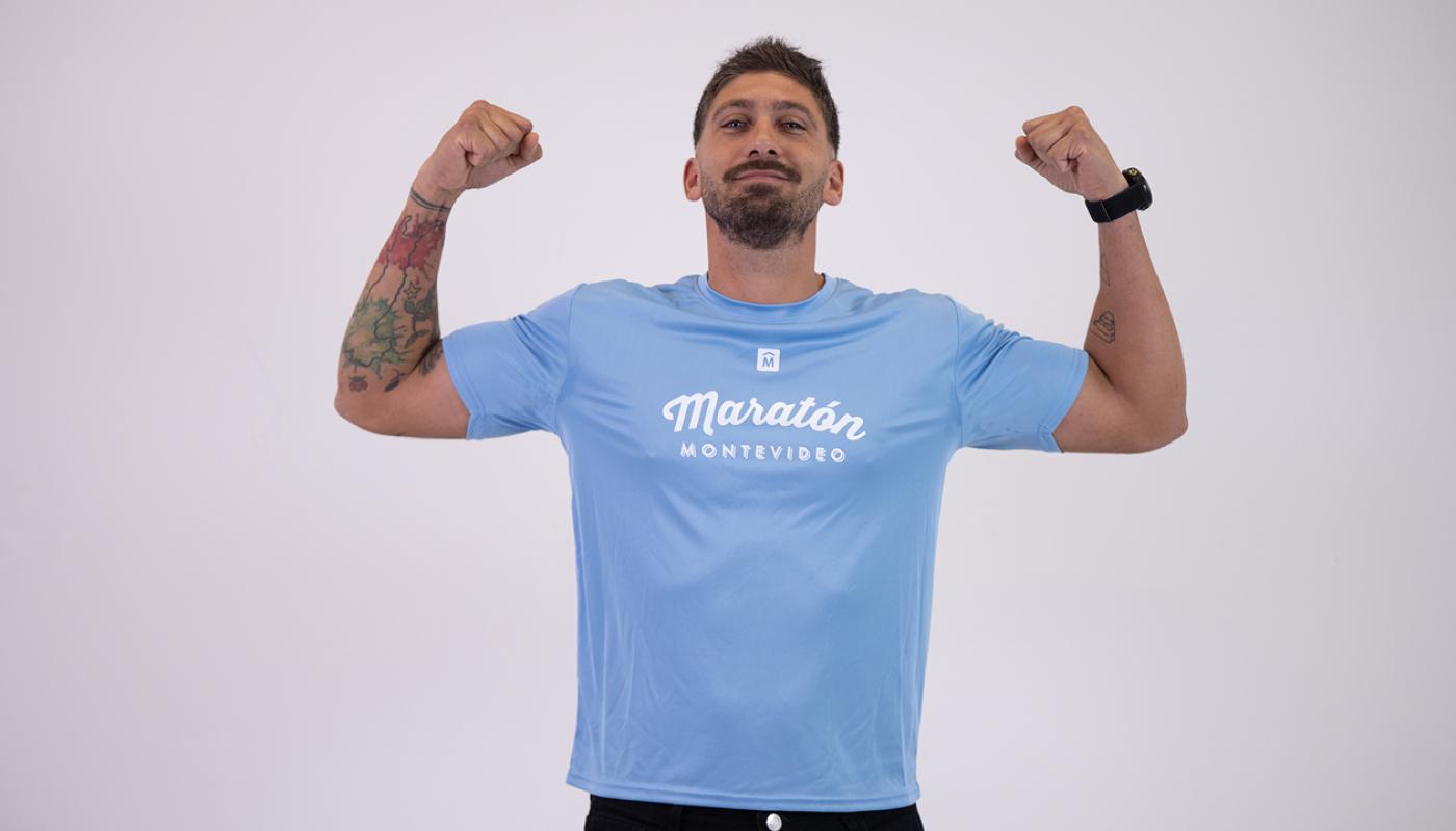 imagen de corredor con las manos arriba hacienrdo gesto de ganador de maraton