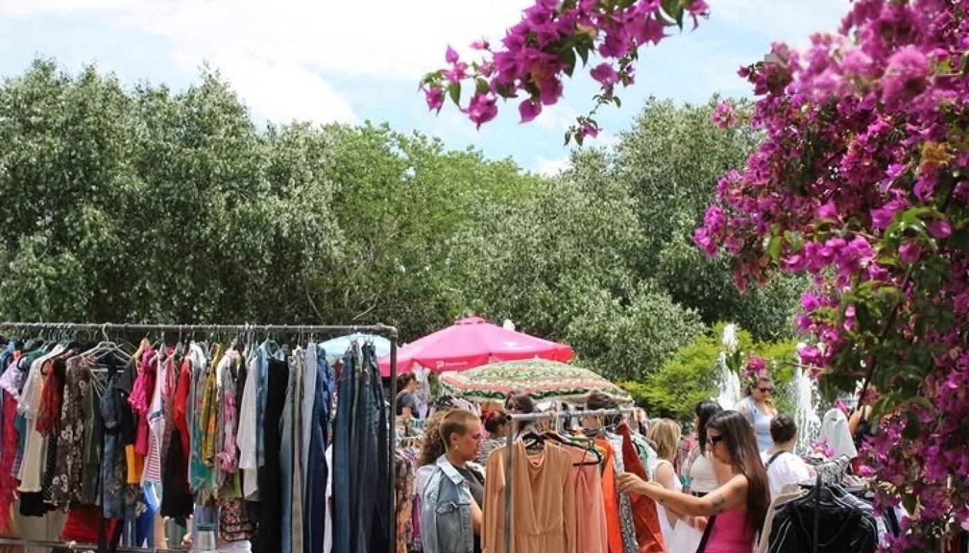 puestos de ropa en plaza 1 d emayo gente mirando exposicion de ropa y moda