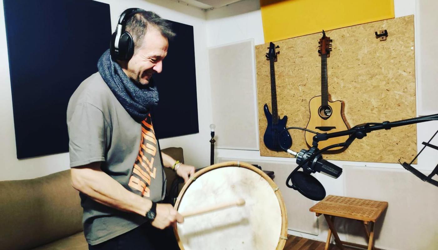 foto de musico con intrumentos de percusion 