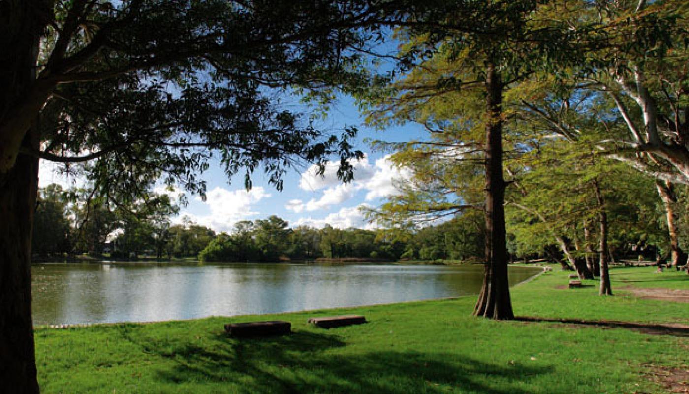 Foto del parque rivera con su lago al fondo y el arbolado