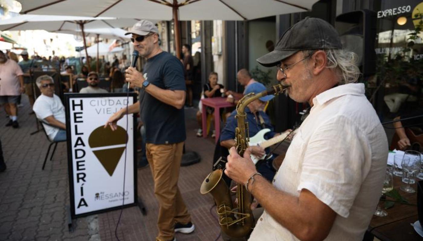 musicos en peatonal de ciudad vieja 