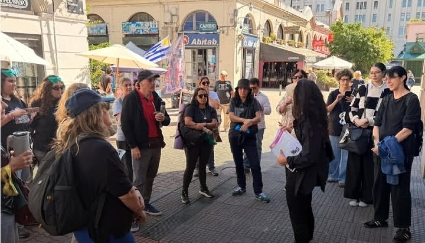grupo en ciudad vieja alrededor del mercado del puerto con una guía para realizar tour guiado
