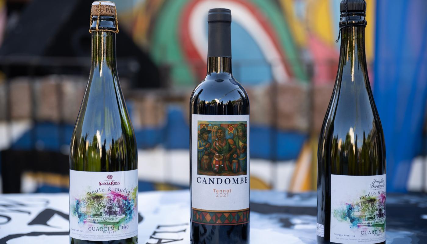 tres botellas de vino uruguayo sobre una mesa