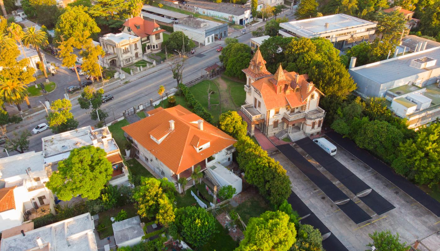 Foto area otoñal del Barrio y sus espacio verdes con sus casonas antiguas. 