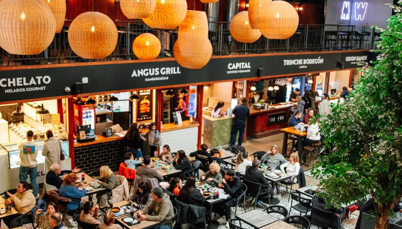 foto de plaza de comidas del mercado, muchas mesas y puestos gastronomicos