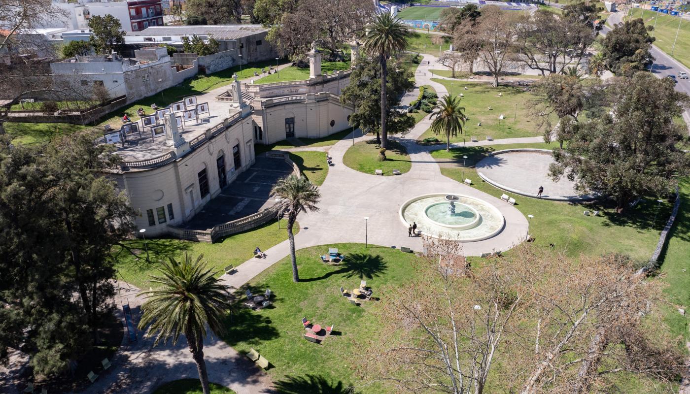 foto aérea del parqeu capurro, se ve la fuente central, escalinatas y arbolado
