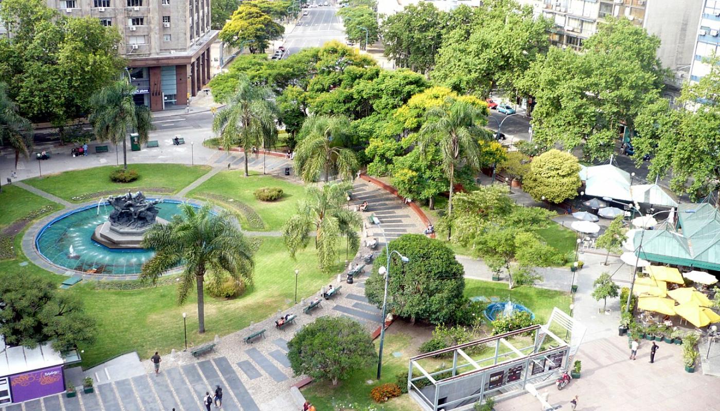 Foto aerea de toda la plaza con la fuente, la arboleda y los caminos verdes