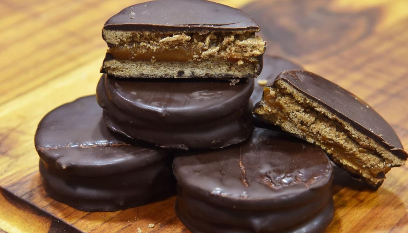 alfajores de chocolate y ducel de leche apilados