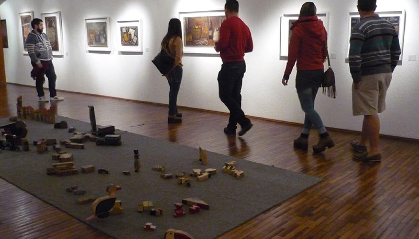 Foto de un grupo recorriendo el museo 