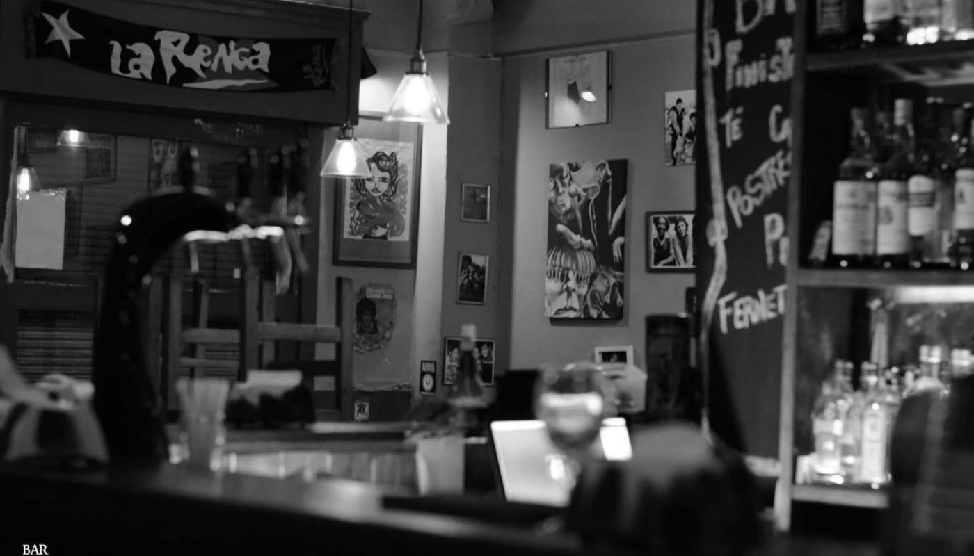 Foto en blanco y negro del bar por dentro 