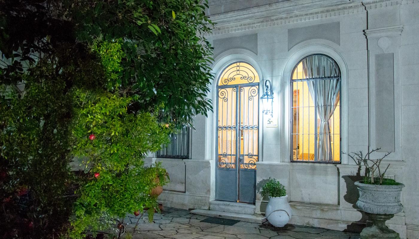 Foto de la casa a la noche 