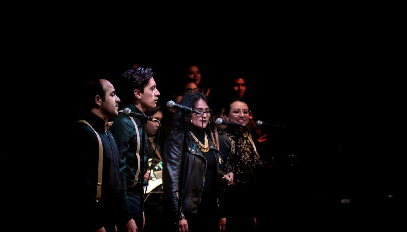 Foto de un coro cantando en una sala